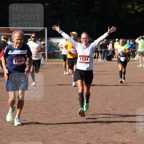 27.09.2026 - 35. Volkslauf durch das schöne Alstertal Strokosch-Dieckow http://msf.ph/oto/10586349 27.09.2026 12:11:18 Ziel 1124, 1594, 1605, 2380, 2381, 2463 meine-sportfotos.de