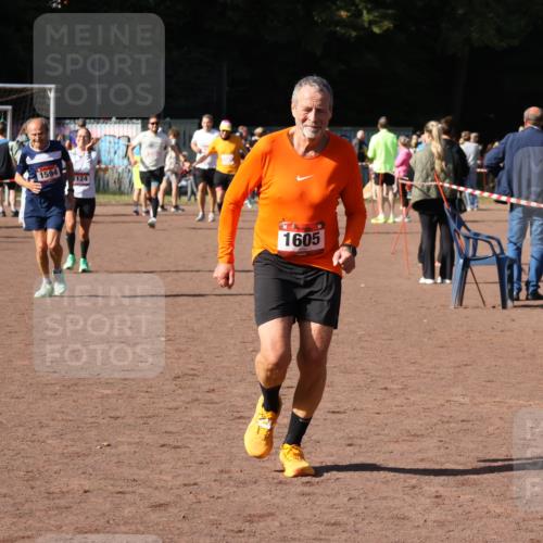 27.09.2026 - 35. Volkslauf durch das schöne Alstertal Strokosch-Dieckow http://msf.ph/oto/10586352 27.09.2026 12:11:13 Ziel 1124, 1594, 1605 meine-sportfotos.de