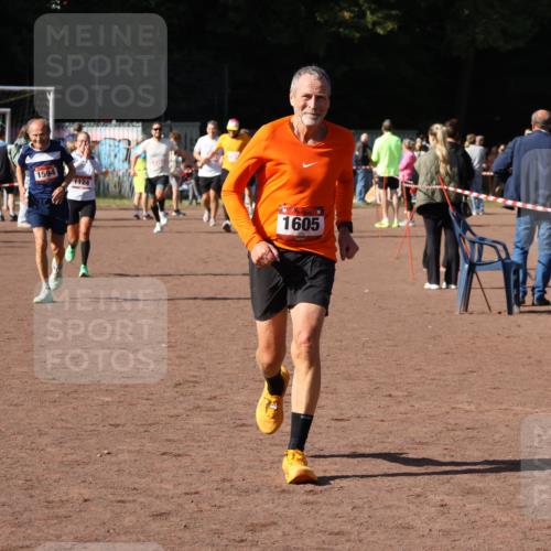 27.09.2026 - 35. Volkslauf durch das schöne Alstertal Strokosch-Dieckow http://msf.ph/oto/10586354 27.09.2026 12:11:13 Ziel 1124, 1594, 1605 meine-sportfotos.de