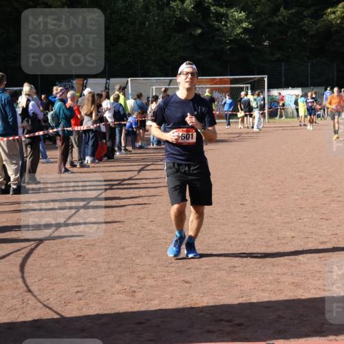 27.09.2026 - 35. Volkslauf durch das schöne Alstertal Strokosch-Dieckow http://msf.ph/oto/10586359 27.09.2026 12:11:04 Ziel 1601, 2421 meine-sportfotos.de