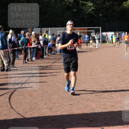 27.09.2026 - 35. Volkslauf durch das schöne Alstertal Strokosch-Dieckow http://msf.ph/oto/10586362 27.09.2026 12:11:04 Ziel 1601, 2421 meine-sportfotos.de