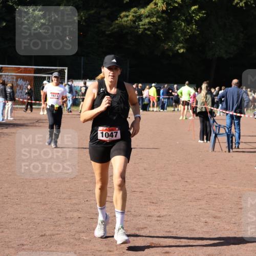 27.09.2026 - 35. Volkslauf durch das schöne Alstertal Strokosch-Dieckow http://msf.ph/oto/10586407 27.09.2026 12:10:36 Ziel 1047, 1673 meine-sportfotos.de