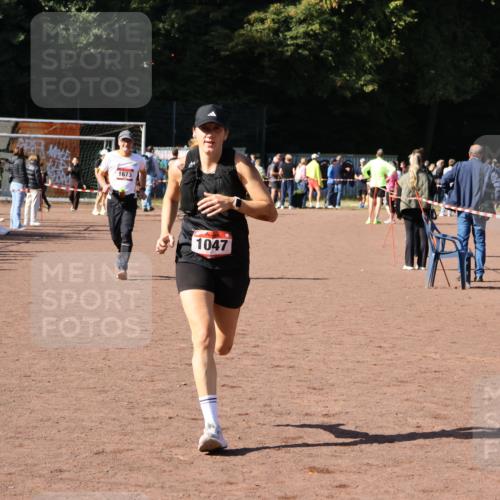 27.09.2026 - 35. Volkslauf durch das schöne Alstertal Strokosch-Dieckow http://msf.ph/oto/10586410 27.09.2026 12:10:36 Ziel 1047, 1673 meine-sportfotos.de