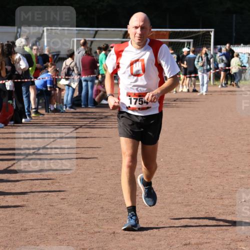 27.09.2026 - 35. Volkslauf durch das schöne Alstertal Strokosch-Dieckow http://msf.ph/oto/10586412 27.09.2026 12:10:29 Ziel 1047, 1754 meine-sportfotos.de