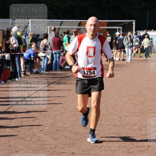 27.09.2026 - 35. Volkslauf durch das schöne Alstertal Strokosch-Dieckow http://msf.ph/oto/10586416 27.09.2026 12:10:29 Ziel 1047, 1754 meine-sportfotos.de