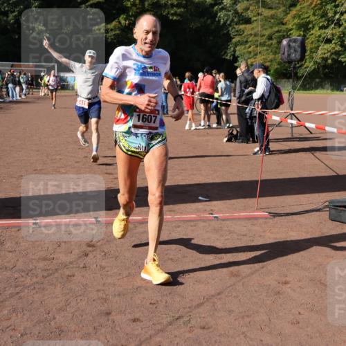 27.09.2026 - 35. Volkslauf durch das schöne Alstertal Strokosch-Dieckow http://msf.ph/oto/10586436 27.09.2026 12:10:21 Ziel 1077, 1568, 1607, 2418, 2420 meine-sportfotos.de
