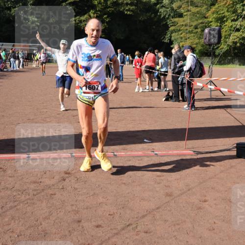 27.09.2026 - 35. Volkslauf durch das schöne Alstertal Strokosch-Dieckow http://msf.ph/oto/10586439 27.09.2026 12:10:21 Ziel 1077, 1568, 1607, 2418, 2420 meine-sportfotos.de