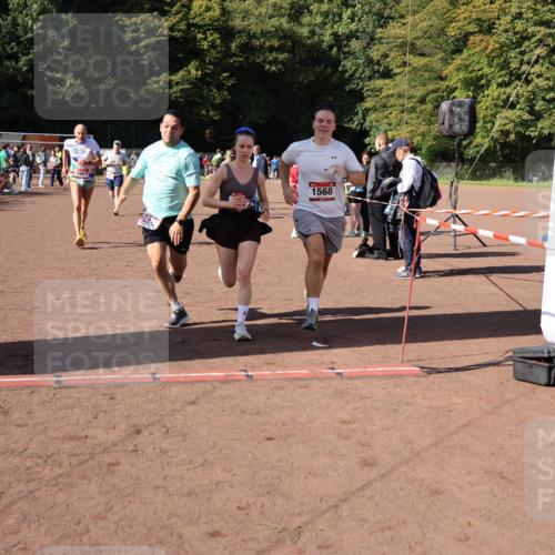 27.09.2026 - 35. Volkslauf durch das schöne Alstertal Strokosch-Dieckow http://msf.ph/oto/10586454 27.09.2026 12:10:18 Ziel 1040, 1049, 1077, 1116, 1568, 1607, 2418, 2420 meine-sportfotos.de