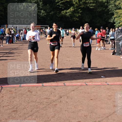 27.09.2026 - 35. Volkslauf durch das schöne Alstertal Strokosch-Dieckow http://msf.ph/oto/10586463 27.09.2026 12:10:15 Ziel 1040, 1049, 1077, 1116, 1568, 1607, 2418, 2420, 2439 meine-sportfotos.de