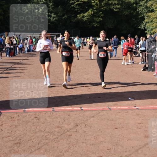 27.09.2026 - 35. Volkslauf durch das schöne Alstertal Strokosch-Dieckow http://msf.ph/oto/10586468 27.09.2026 12:10:14 Ziel 1040, 1049, 1077, 1116, 1568, 1607, 2328, 2418, 2420, 2439 meine-sportfotos.de