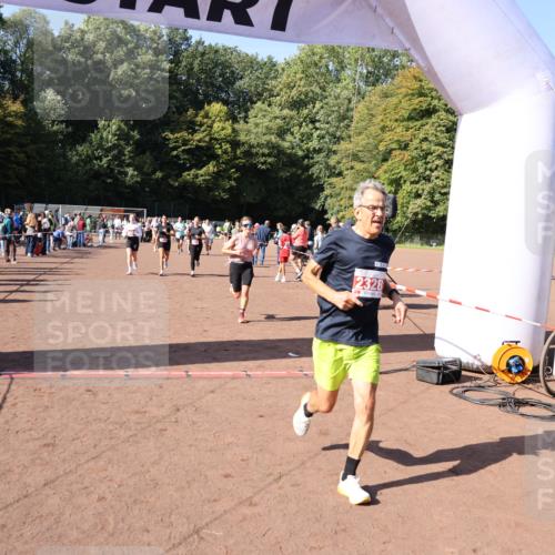 27.09.2026 - 35. Volkslauf durch das schöne Alstertal Strokosch-Dieckow http://msf.ph/oto/10586478 27.09.2026 12:10:12 Ziel 1040, 1049, 1077, 1116, 1568, 1607, 2328, 2420, 2439 meine-sportfotos.de