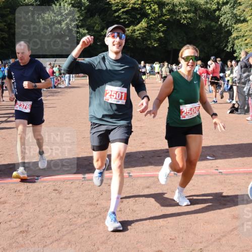 27.09.2026 - 35. Volkslauf durch das schöne Alstertal Strokosch-Dieckow http://msf.ph/oto/10586481 27.09.2026 12:10:04 Ziel 2328, 2367, 2376, 2431, 2500, 2501 meine-sportfotos.de