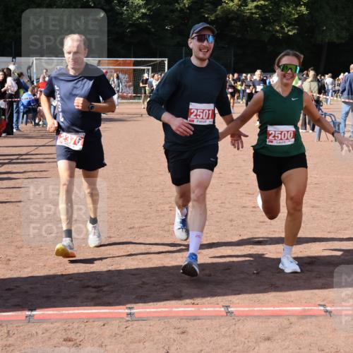 27.09.2026 - 35. Volkslauf durch das schöne Alstertal Strokosch-Dieckow http://msf.ph/oto/10586492 27.09.2026 12:10:03 Ziel 2328, 2367, 2376, 2431, 2500, 2501 meine-sportfotos.de