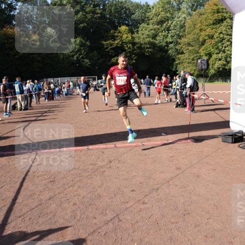 27.09.2026 - 35. Volkslauf durch das schöne Alstertal Strokosch-Dieckow http://msf.ph/oto/10586494 27.09.2026 12:10:02 Ziel 2328, 2367, 2376, 2431, 2500, 2501 meine-sportfotos.de