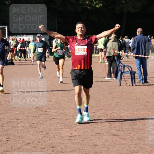 27.09.2026 - 35. Volkslauf durch das schöne Alstertal Strokosch-Dieckow http://msf.ph/oto/10586508 27.09.2026 12:09:59 Ziel 2367, 2376, 2431, 2500, 2501 meine-sportfotos.de