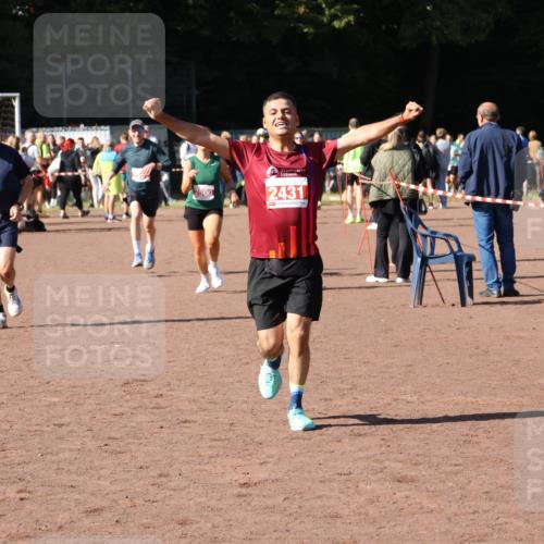 27.09.2026 - 35. Volkslauf durch das schöne Alstertal Strokosch-Dieckow http://msf.ph/oto/10586510 27.09.2026 12:09:59 Ziel 2367, 2376, 2431, 2500, 2501 meine-sportfotos.de
