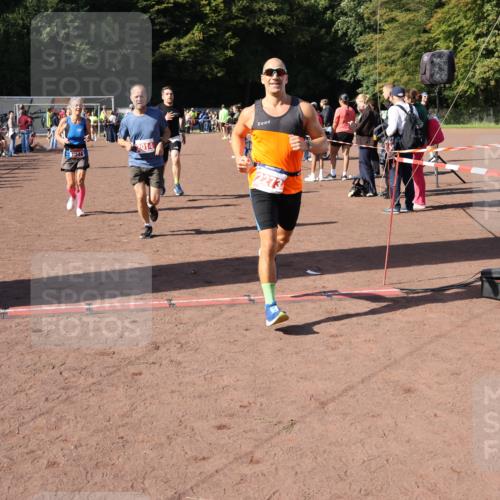 27.09.2026 - 35. Volkslauf durch das schöne Alstertal Strokosch-Dieckow http://msf.ph/oto/10586605 27.09.2026 12:08:54 Ziel 1046, 1062, 2014, 2056, 2273, 2409, 2411 meine-sportfotos.de