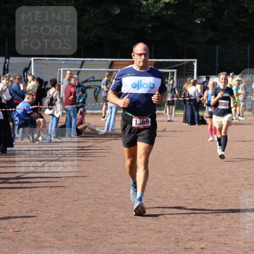 27.09.2026 - 35. Volkslauf durch das schöne Alstertal Strokosch-Dieckow http://msf.ph/oto/10586629 27.09.2026 12:08:47 Ziel 1569, 2014, 2273, 2409, 2411, 2442 meine-sportfotos.de
