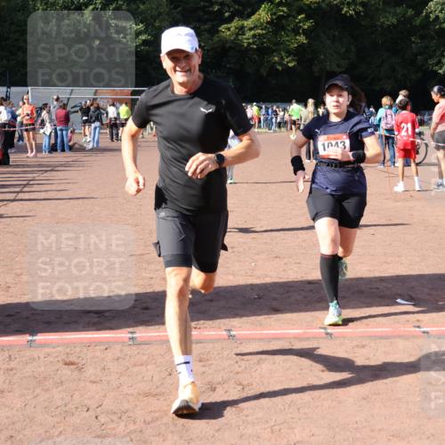 27.09.2026 - 35. Volkslauf durch das schöne Alstertal Strokosch-Dieckow http://msf.ph/oto/10586688 27.09.2026 12:07:58 Ziel 1043, 2112, 2114, 2443, 3969 meine-sportfotos.de