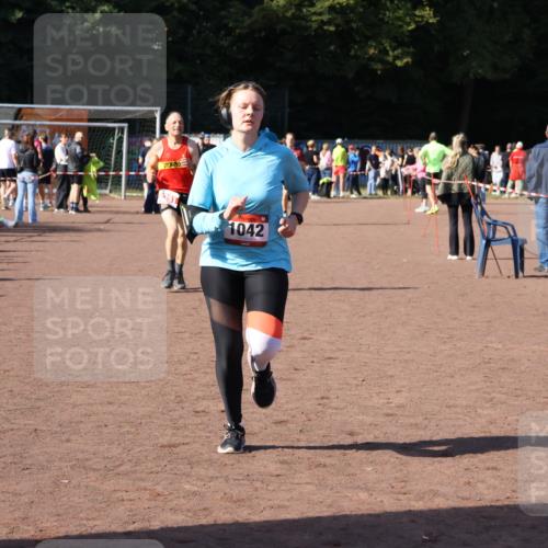 27.09.2026 - 35. Volkslauf durch das schöne Alstertal Strokosch-Dieckow http://msf.ph/oto/10586732 27.09.2026 12:07:30 Ziel 1042, 2351 meine-sportfotos.de