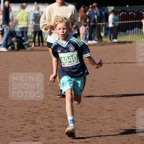 27.09.2026 - 35. Volkslauf durch das schöne Alstertal Strokosch-Dieckow http://msf.ph/oto/10586747 27.09.2026 11:00:55 Ziel 4040, 4042, 4115 meine-sportfotos.de