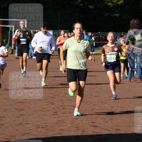 27.09.2026 - 35. Volkslauf durch das schöne Alstertal Strokosch-Dieckow http://msf.ph/oto/10586780 27.09.2026 11:00:22 Ziel 4039, 4041, 4080, 4093, 4095, 4153, 4161, 4179 meine-sportfotos.de