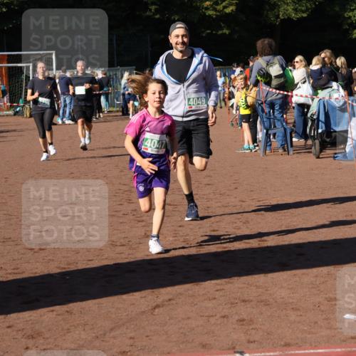 27.09.2026 - 35. Volkslauf durch das schöne Alstertal Strokosch-Dieckow http://msf.ph/oto/10586836 27.09.2026 10:59:36 Ziel 4047, 4049, 4165, 4235 meine-sportfotos.de