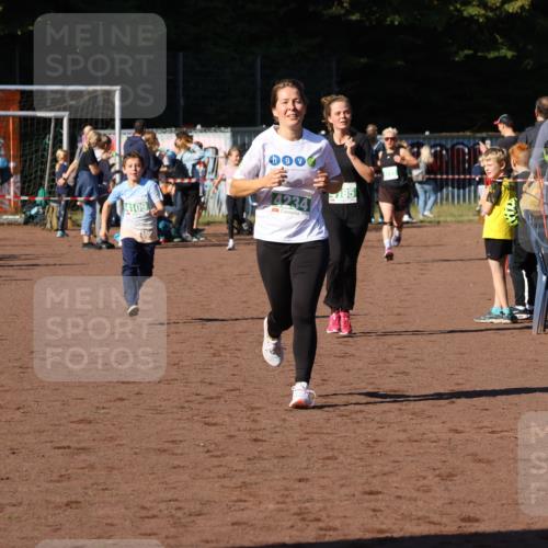 27.09.2026 - 35. Volkslauf durch das schöne Alstertal Strokosch-Dieckow http://msf.ph/oto/10586857 27.09.2026 10:59:20 Ziel 4109, 4185, 4234 meine-sportfotos.de