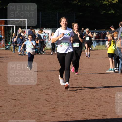 27.09.2026 - 35. Volkslauf durch das schöne Alstertal Strokosch-Dieckow http://msf.ph/oto/10586858 27.09.2026 10:59:20 Ziel 4109, 4185, 4234 meine-sportfotos.de