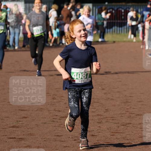 27.09.2026 - 35. Volkslauf durch das schöne Alstertal Strokosch-Dieckow http://msf.ph/oto/10586897 27.09.2026 10:58:08 Ziel 4087, 4121, 4239, 4242 meine-sportfotos.de