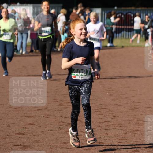 27.09.2026 - 35. Volkslauf durch das schöne Alstertal Strokosch-Dieckow http://msf.ph/oto/10586900 27.09.2026 10:58:08 Ziel 4087, 4121, 4239, 4242 meine-sportfotos.de