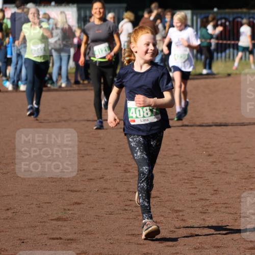 27.09.2026 - 35. Volkslauf durch das schöne Alstertal Strokosch-Dieckow http://msf.ph/oto/10586903 27.09.2026 10:58:08 Ziel 4087, 4121, 4239, 4242 meine-sportfotos.de