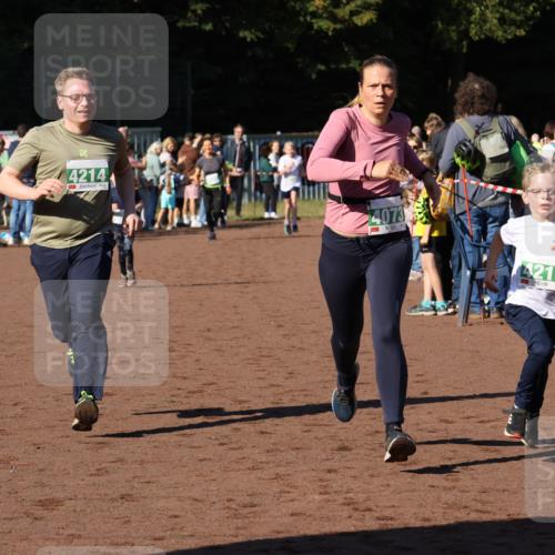 27.09.2026 - 35. Volkslauf durch das schöne Alstertal Strokosch-Dieckow http://msf.ph/oto/10586911 27.09.2026 10:58:02 Ziel 4073, 4087, 4213, 4214 meine-sportfotos.de