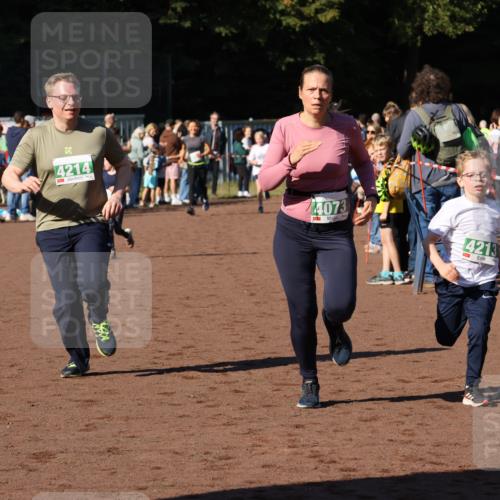 27.09.2026 - 35. Volkslauf durch das schöne Alstertal Strokosch-Dieckow http://msf.ph/oto/10586913 27.09.2026 10:58:02 Ziel 4073, 4087, 4213, 4214 meine-sportfotos.de