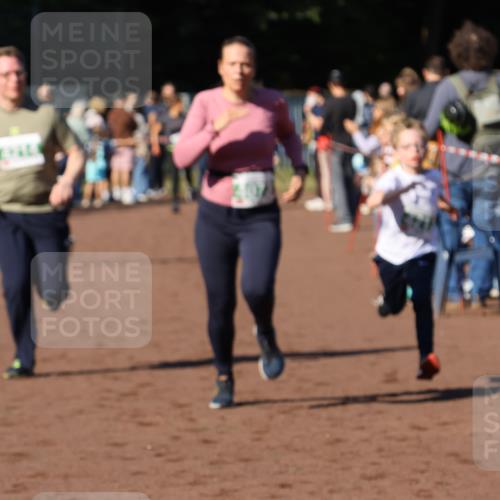 27.09.2026 - 35. Volkslauf durch das schöne Alstertal Strokosch-Dieckow http://msf.ph/oto/10586915 27.09.2026 10:58:01 Ziel 4073, 4087, 4213, 4214 meine-sportfotos.de
