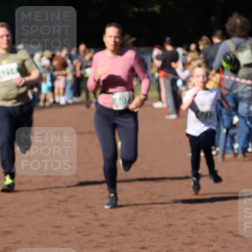 27.09.2026 - 35. Volkslauf durch das schöne Alstertal Strokosch-Dieckow http://msf.ph/oto/10586916 27.09.2026 10:58:01 Ziel 4073, 4087, 4213, 4214 meine-sportfotos.de