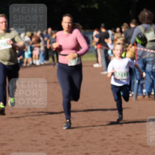 27.09.2026 - 35. Volkslauf durch das schöne Alstertal Strokosch-Dieckow http://msf.ph/oto/10586917 27.09.2026 10:58:01 Ziel 4073, 4087, 4213, 4214 meine-sportfotos.de