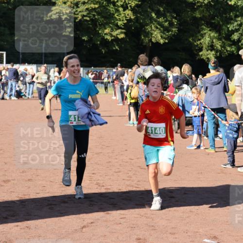 27.09.2026 - 35. Volkslauf durch das schöne Alstertal Strokosch-Dieckow http://msf.ph/oto/10586922 27.09.2026 10:57:57 Ziel 4073, 4140, 4141, 4213, 4214, 4221 meine-sportfotos.de