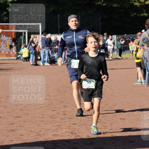 27.09.2026 - 35. Volkslauf durch das schöne Alstertal Strokosch-Dieckow http://msf.ph/oto/10586948 27.09.2026 10:57:38 Ziel 4028, 4030, 4085, 4122 meine-sportfotos.de
