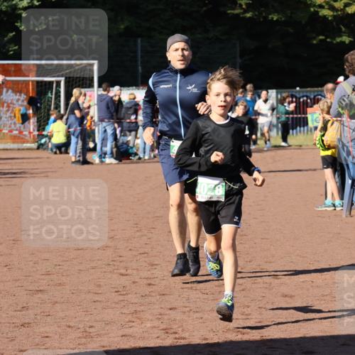 27.09.2026 - 35. Volkslauf durch das schöne Alstertal Strokosch-Dieckow http://msf.ph/oto/10586950 27.09.2026 10:57:38 Ziel 4028, 4030, 4085, 4122 meine-sportfotos.de