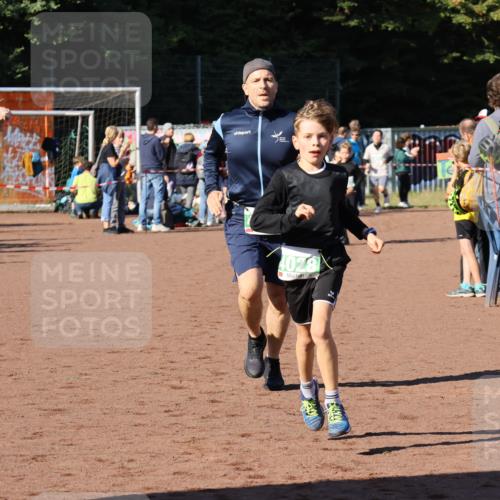 27.09.2026 - 35. Volkslauf durch das schöne Alstertal Strokosch-Dieckow http://msf.ph/oto/10586951 27.09.2026 10:57:38 Ziel 4028, 4030, 4085, 4122 meine-sportfotos.de