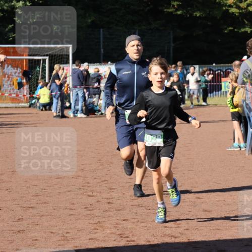 27.09.2026 - 35. Volkslauf durch das schöne Alstertal Strokosch-Dieckow http://msf.ph/oto/10586952 27.09.2026 10:57:38 Ziel 4028, 4030, 4085, 4122 meine-sportfotos.de