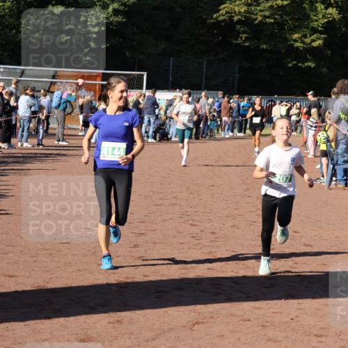 27.09.2026 - 35. Volkslauf durch das schöne Alstertal Strokosch-Dieckow http://msf.ph/oto/10587018 27.09.2026 10:56:08 Ziel 4142, 4144, 4207, 4230, 4231 meine-sportfotos.de