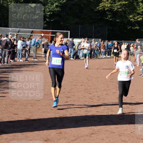 27.09.2026 - 35. Volkslauf durch das schöne Alstertal Strokosch-Dieckow http://msf.ph/oto/10587020 27.09.2026 10:56:08 Ziel 4142, 4144, 4207, 4230, 4231 meine-sportfotos.de