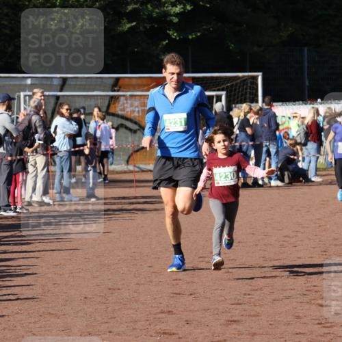 27.09.2026 - 35. Volkslauf durch das schöne Alstertal Strokosch-Dieckow http://msf.ph/oto/10587030 27.09.2026 10:56:02 Ziel 4144, 4207, 4230, 4231 meine-sportfotos.de