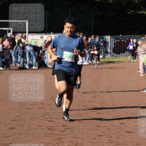 27.09.2026 - 35. Volkslauf durch das schöne Alstertal Strokosch-Dieckow http://msf.ph/oto/10587049 27.09.2026 10:55:55 Ziel 4143, 4223, 4227 meine-sportfotos.de