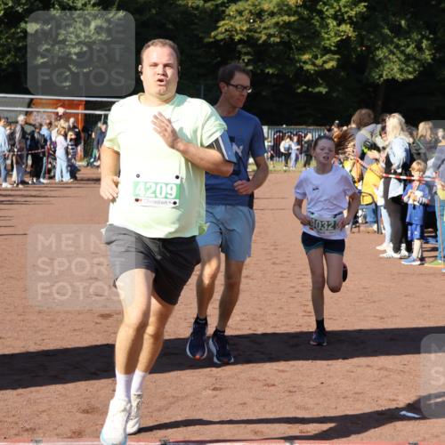 27.09.2026 - 35. Volkslauf durch das schöne Alstertal Strokosch-Dieckow http://msf.ph/oto/10587095 27.09.2026 10:54:38 Ziel 4005, 4032, 4033, 4063, 4064, 4209, 5002 meine-sportfotos.de