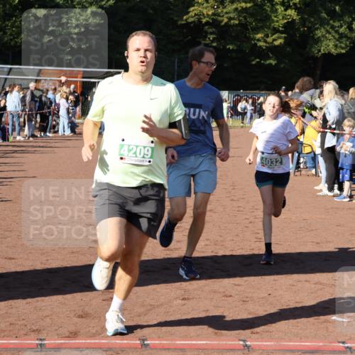 27.09.2026 - 35. Volkslauf durch das schöne Alstertal Strokosch-Dieckow http://msf.ph/oto/10587096 27.09.2026 10:54:37 Ziel 4005, 4032, 4033, 4063, 4064, 4209, 5002 meine-sportfotos.de