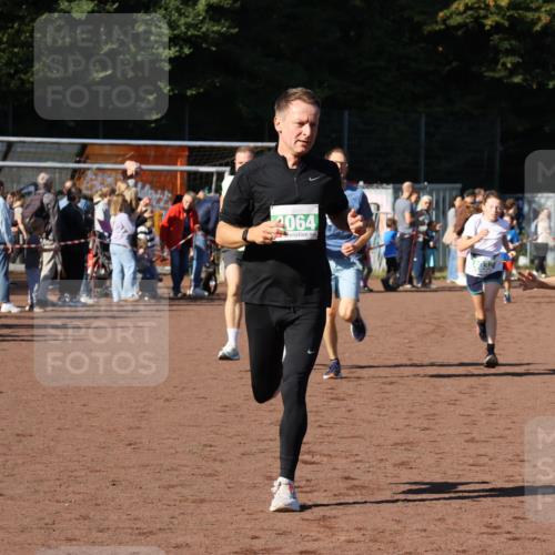 27.09.2026 - 35. Volkslauf durch das schöne Alstertal Strokosch-Dieckow http://msf.ph/oto/10587108 27.09.2026 10:54:34 Ziel 4032, 4033, 4063, 4064, 4145, 4209, 5002 meine-sportfotos.de