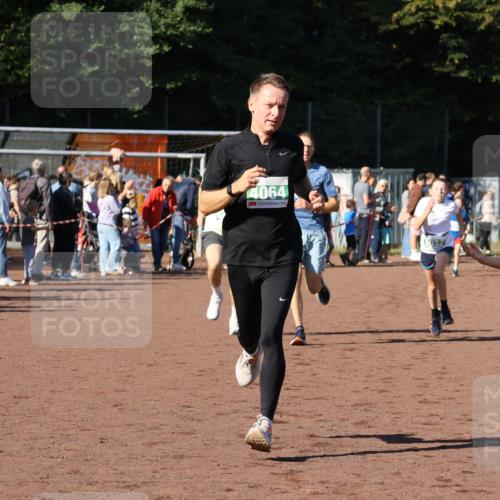 27.09.2026 - 35. Volkslauf durch das schöne Alstertal Strokosch-Dieckow http://msf.ph/oto/10587109 27.09.2026 10:54:34 Ziel 4032, 4033, 4063, 4064, 4145, 4209, 5002 meine-sportfotos.de